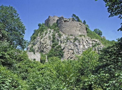 Festungsruine Hohentwiel, Blick auf die Festung im Grünen