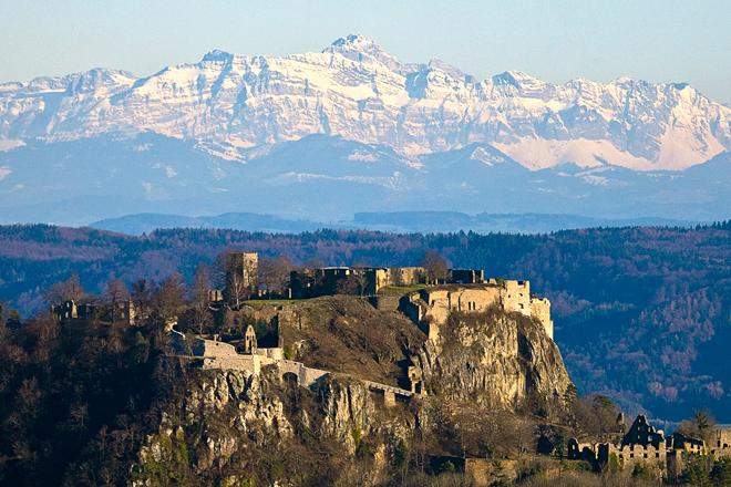 Ruines du château-fort de Hohentwiel, vue aérienne