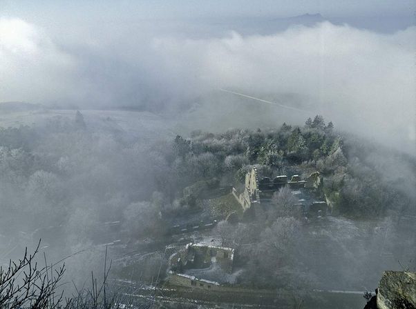 Festungsruine Hohentwiel, Blick auf die Festung im Nebel