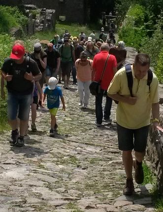 Festungsruine Hohentwiel, Wanderer auf dem Weg