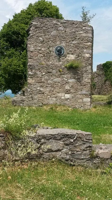 Ruines du château-fort de Hohentwiel, Monument devant les ruines de la forteresse