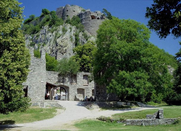 Ruines du château-fort de Hohentwiel, Karlsbastion et Rondell Augusta dans les ruines de la forteresse