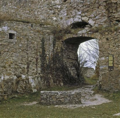 Zisterne in der oberen Festung der Festungsruine Hohentwiel