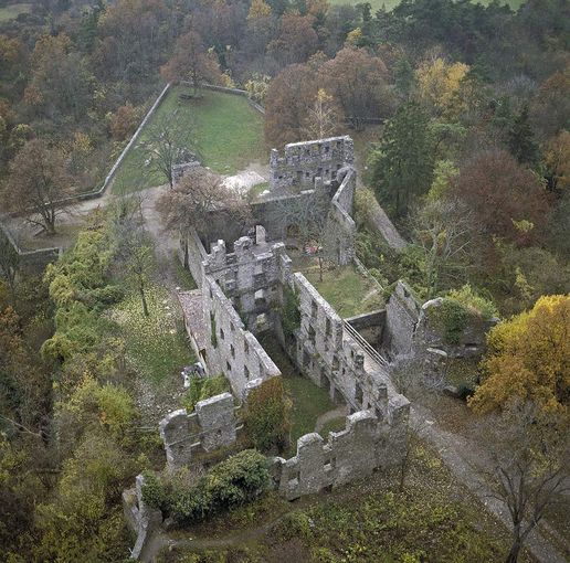 Ruines du château-fort de Hohentwiel, Vue aérienne de la forteresse inférieure en automne